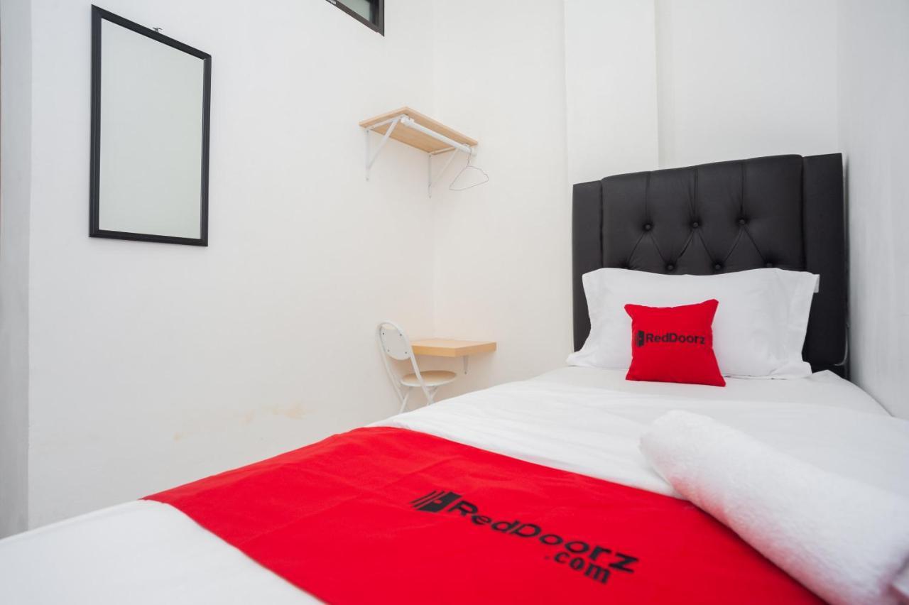 Hotel Reddoorz At Jalan Bangau Palembang Extérieur photo