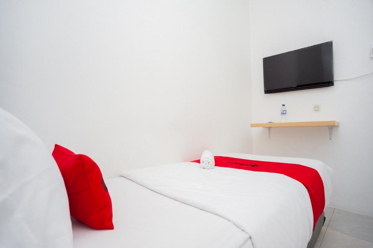 Hotel Reddoorz At Jalan Bangau Palembang Extérieur photo