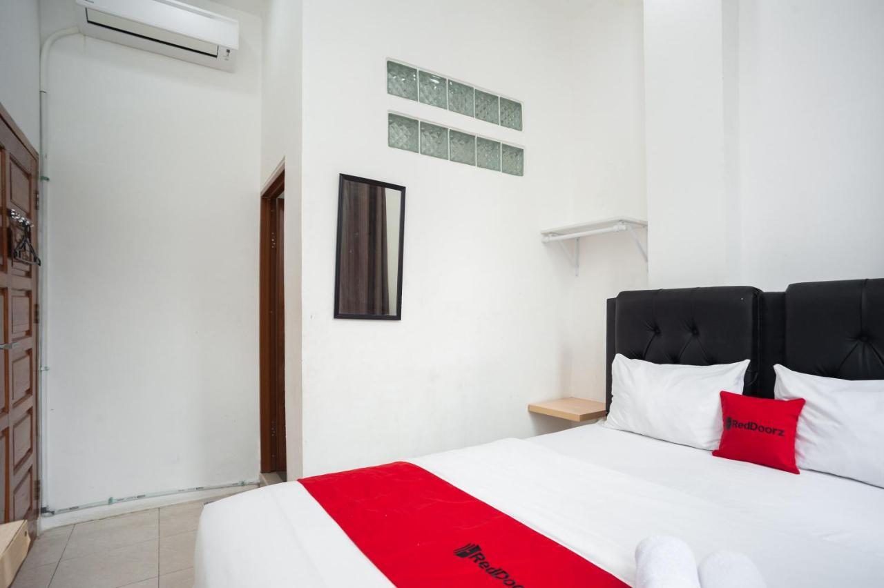 Hotel Reddoorz At Jalan Bangau Palembang Extérieur photo