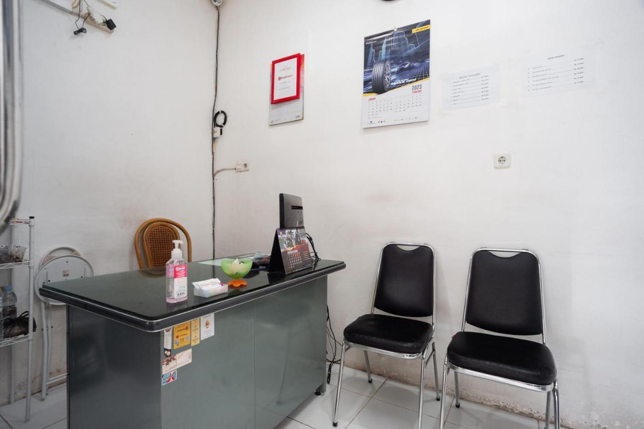 Hotel Reddoorz At Jalan Bangau Palembang Extérieur photo