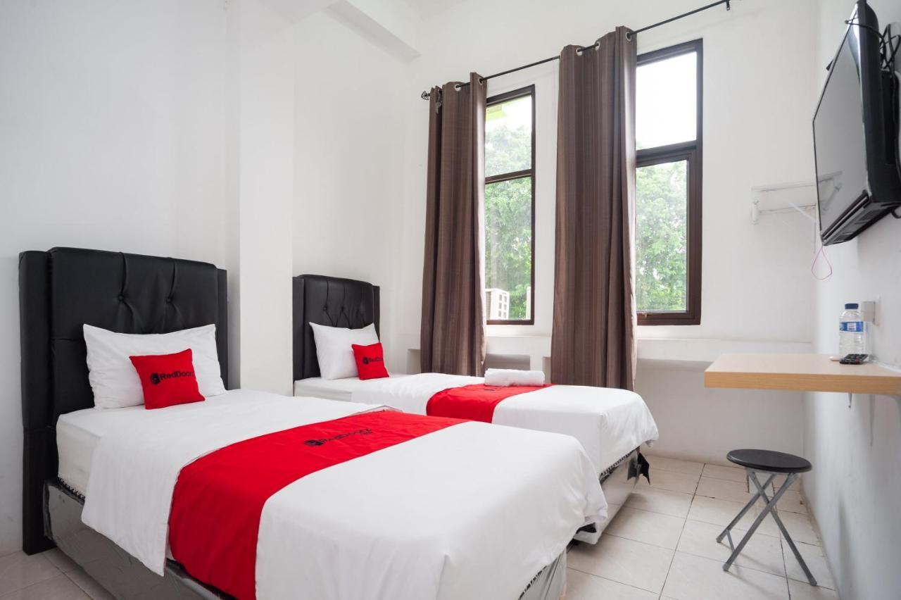 Hotel Reddoorz At Jalan Bangau Palembang Extérieur photo