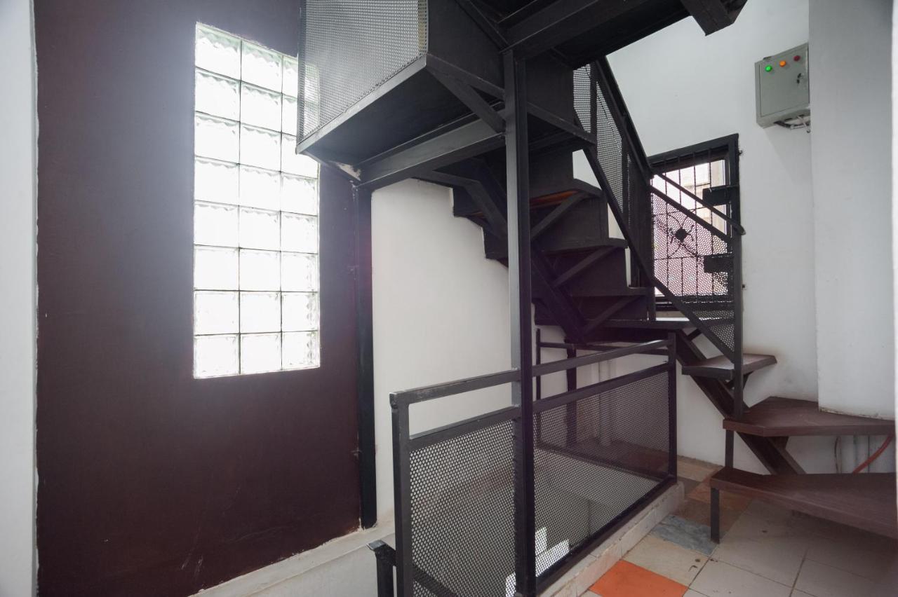 Hotel Reddoorz At Jalan Bangau Palembang Extérieur photo