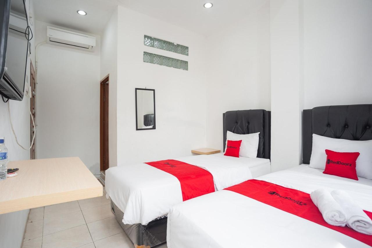 Hotel Reddoorz At Jalan Bangau Palembang Extérieur photo