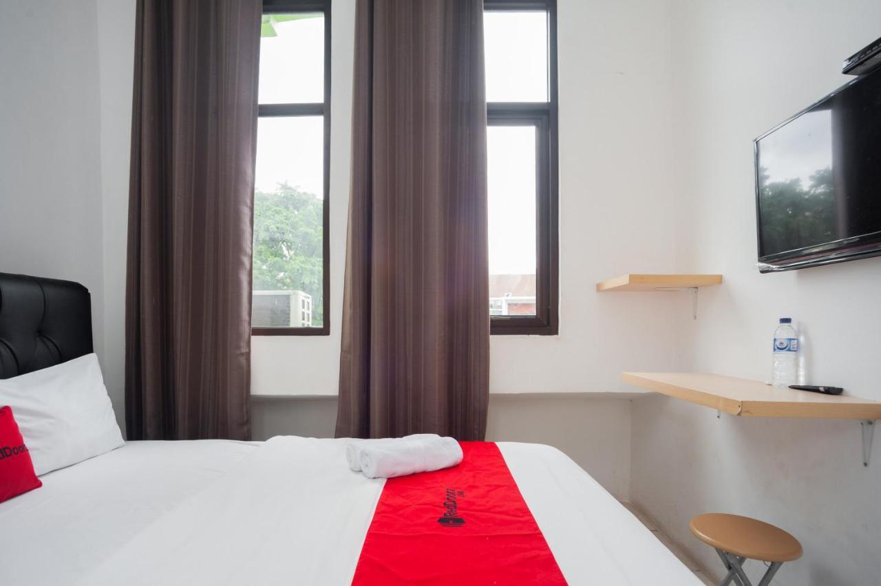 Hotel Reddoorz At Jalan Bangau Palembang Extérieur photo